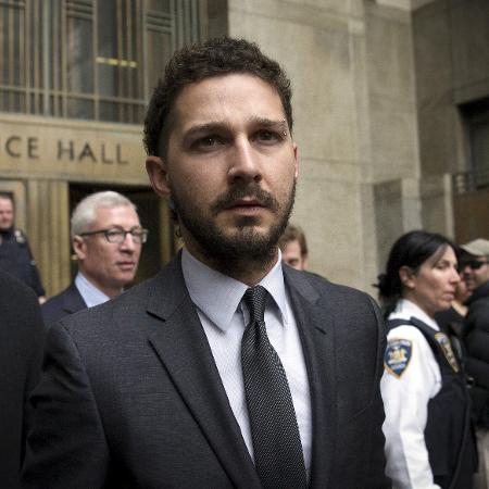 O ator Shia LaBeouf deixa a Corte de Nova York após responder um processo em 2015 - Brendan McDermid/Reuters