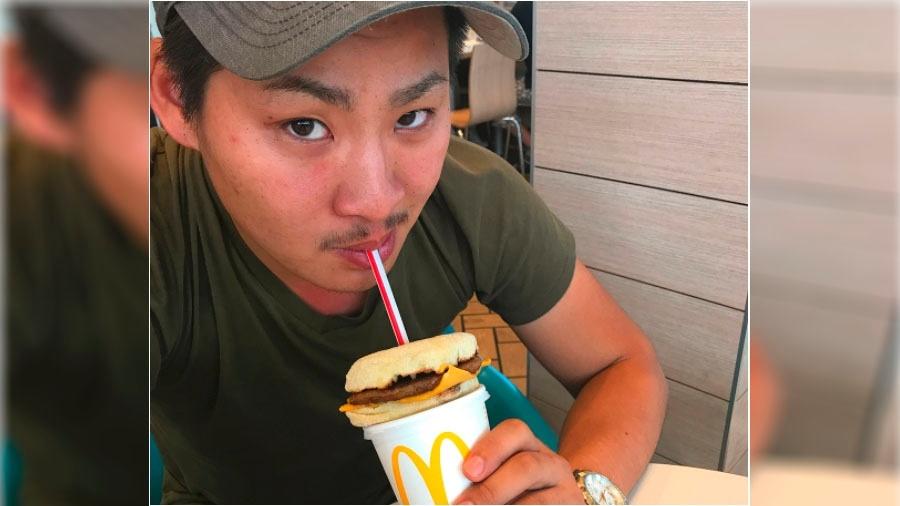 Espetar hambúrgueres em canudos é a nova mania no Japão - e não, não há um motivo definido para isso - Reprodução