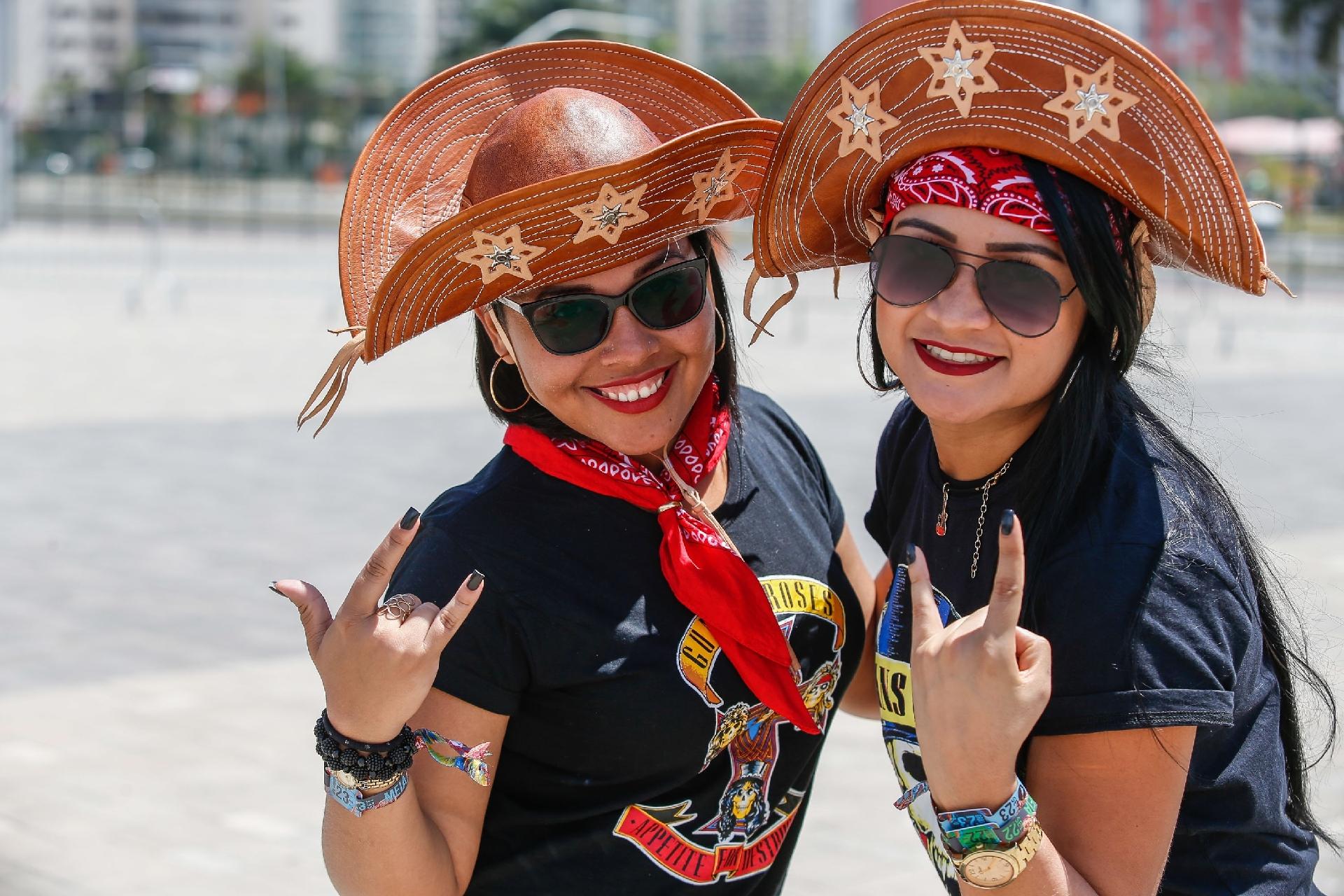As cearenses Francy Albuquerque e Camila Bessa incrementam look com chapéu característico da terra natal para curtir o show do Guns'n Roses - Marco Antonio Teixeira/UOL
