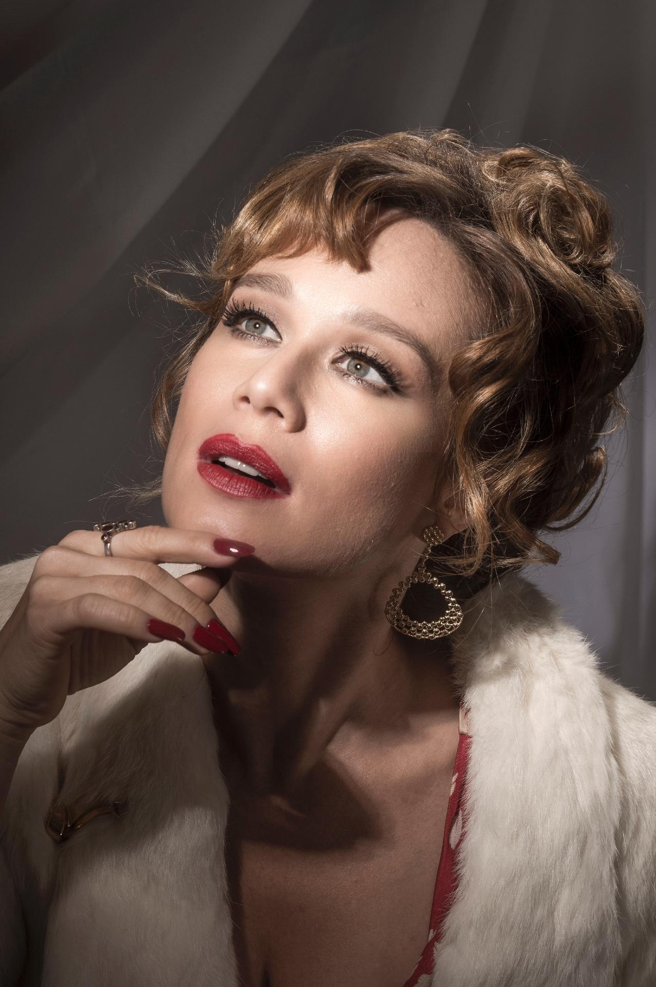 Suzana (Mariana Ximenes) é uma mulher linda e elegante, que, junto com seu amante, dá golpe em um homem rico. Mas não contava em cruzar caminho de Zózimo (Vladimir Brichta) e Bonitão (José Loreto) - Globo/ Mauricio Fidalgo