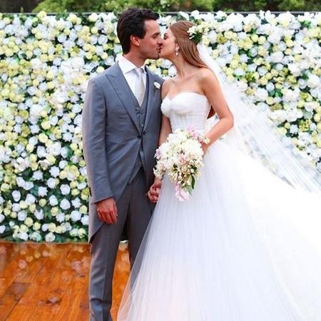 Marina Ruy Barbosa e Xande Negrão selaram com um beijo apaixonado o fim da cerimônia religiosa realizada na mansão do noivo, em Campinas    - Reprodução/Instagram