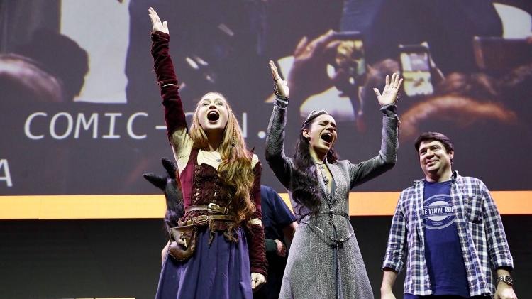 Marina Ruy Barbosa e Bruna Marquezine acenam para a plateia na apresentação de "Deus Salve o Rei" na CCXP - Mariana Pekin/UOL - Mariana Pekin/UOL