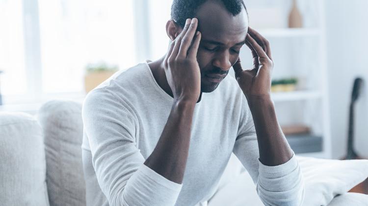Cansado/ Com dor de cabeça - iStock - iStock