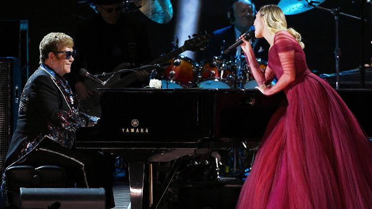 Elton John e Miley Cyrus se apresentam no palco do Grammy 2018 - Getty Images - Getty Images