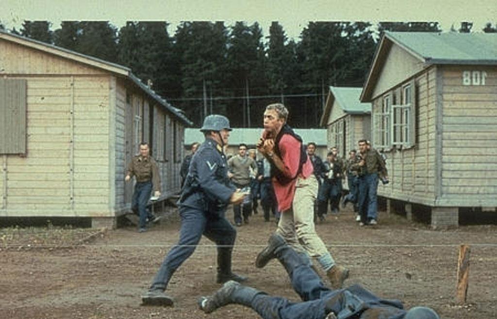 Steve McQueen em cena de "Fugindo do Inferno" (1963) - Divulgação
