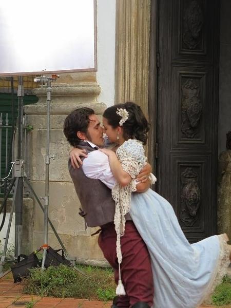 Bruno Ferrari e Klara Castanho se beijam no filme "1817 - A Revolução Esquecida" - Reprodução/Instagram/klarafgcastanho - Reprodução/Instagram/klarafgcastanho