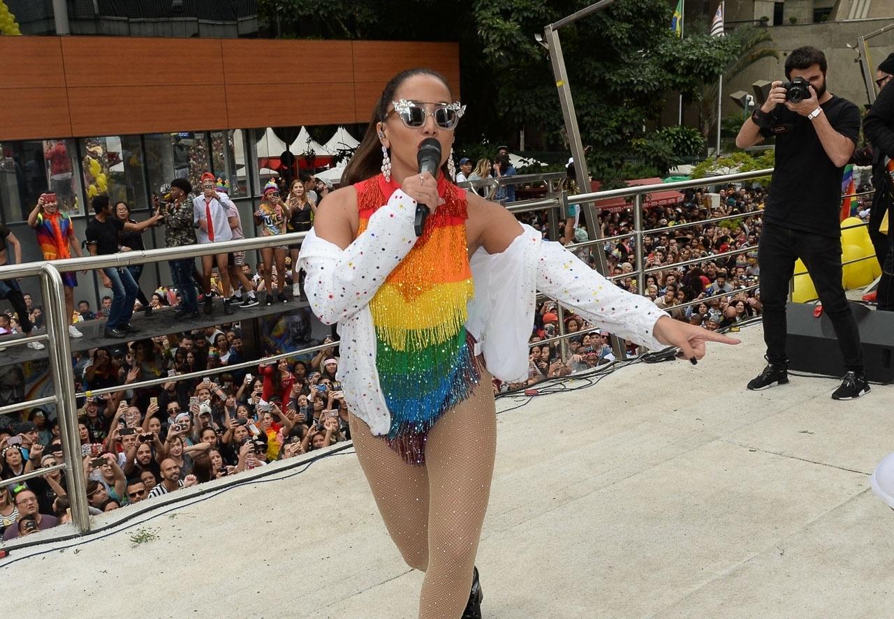 Com pop e sensualidade, cantora agitou os participantes da Parada do Orgulho LGBT - Francisco Cepeda/AgNews