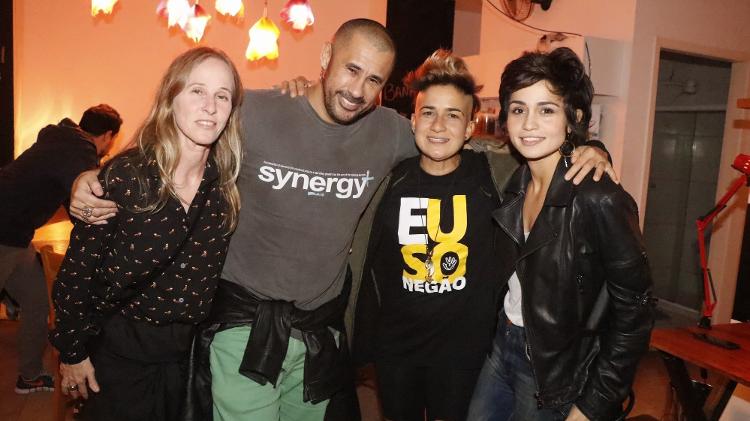 Nanda Costa com a namorada, Lan Lanh, em evento com artistas que aconteceu na segunda-feira (11) na Casa Rio. Na fotos, as duas aparecem com Deborah Colker e José Junior, do AfroReggae - Fred Pontes/Divulgação - Fred Pontes/Divulgação