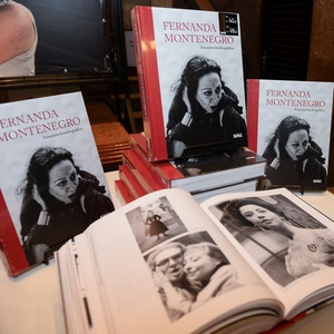 Capa do livro "Fernanda Montenegro - Itinerario Fotobiografico" - Francisco Cepeda/AgNews