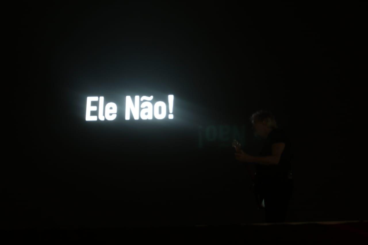 Roger Waters exibe "Ele Não", frase contra Jair Bolsonaro, durante show em Curitiba - Theo Marques/UOL