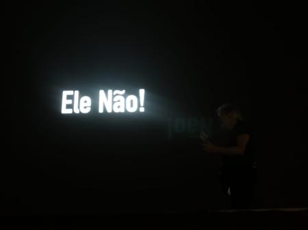 Roger Waters exibe "Ele Não", frase contra Jair Bolsonaro, durante show em Curitiba - Theo Marques/UOL