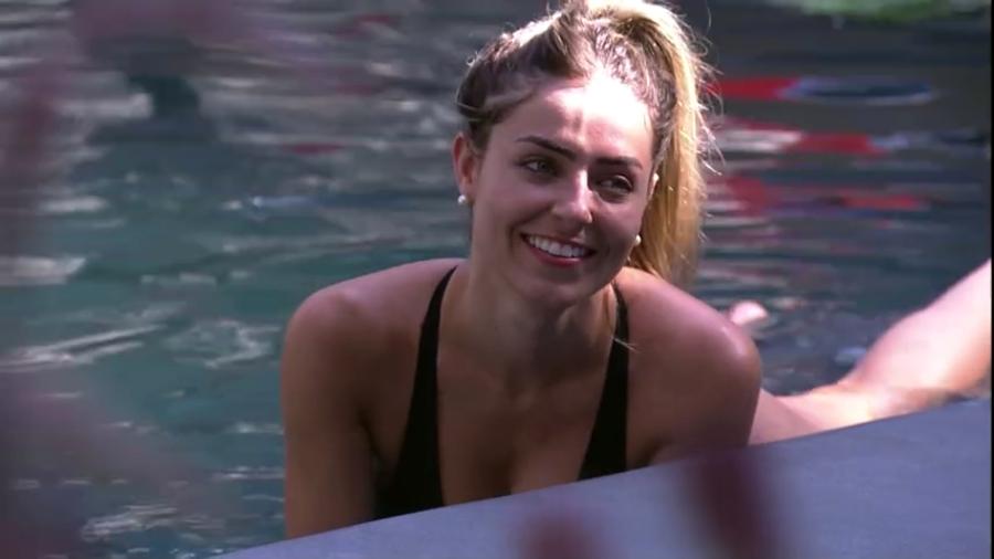 Paula conversa com Hariany na piscina do confinamento - Reprodução/GloboPlay