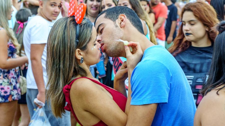 Roubar beijo no bloquinho pode render pena de um a cinco anos de reclusão, sabia? - iStock Images