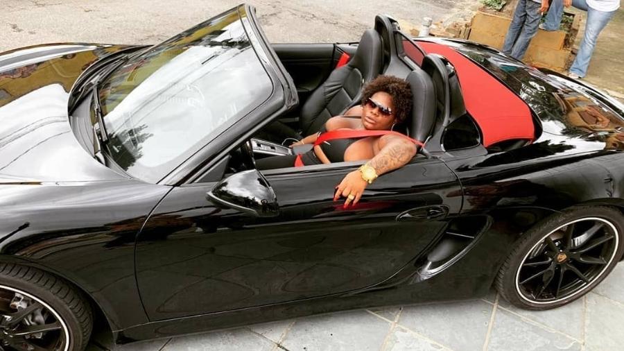 Jojo Todynho brinca com carrão de um amigo e fãs vão ao delírio pensando que a cantora tinha comprado um automóvel de luxo - Reprodução/Instagram/@jojotodynho