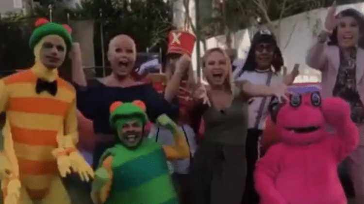 Xuxa e Eliana posam com Dengue, Praga, Paquita, Melocoton, Chiquinho e Narcisa - Reprodução/Instagram - Reprodução/Instagram