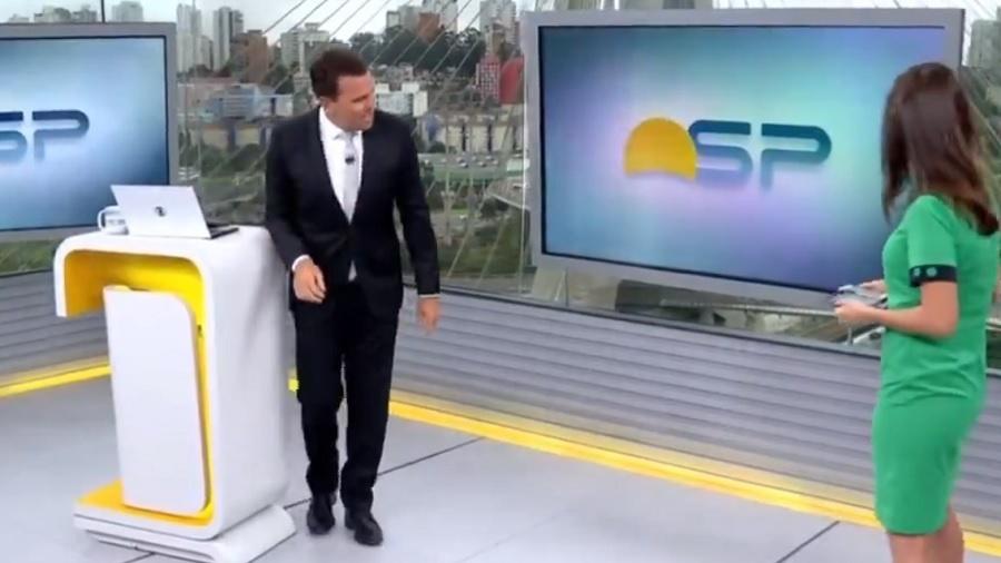 Rodrigo Bocardi interrompe Bom Dia SP para investigar "gelinho" no telão do telejornal - Reprodução/TV Globo
