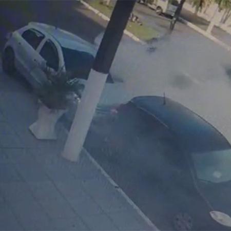Imagem do carro incendiado por homem para matar a ex-namorada, na segunda (30) - Divulgação 