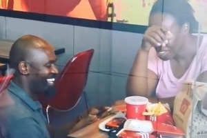 África do Sul | Pedido de casamento em fast food viraliza, e casal ganha mimos