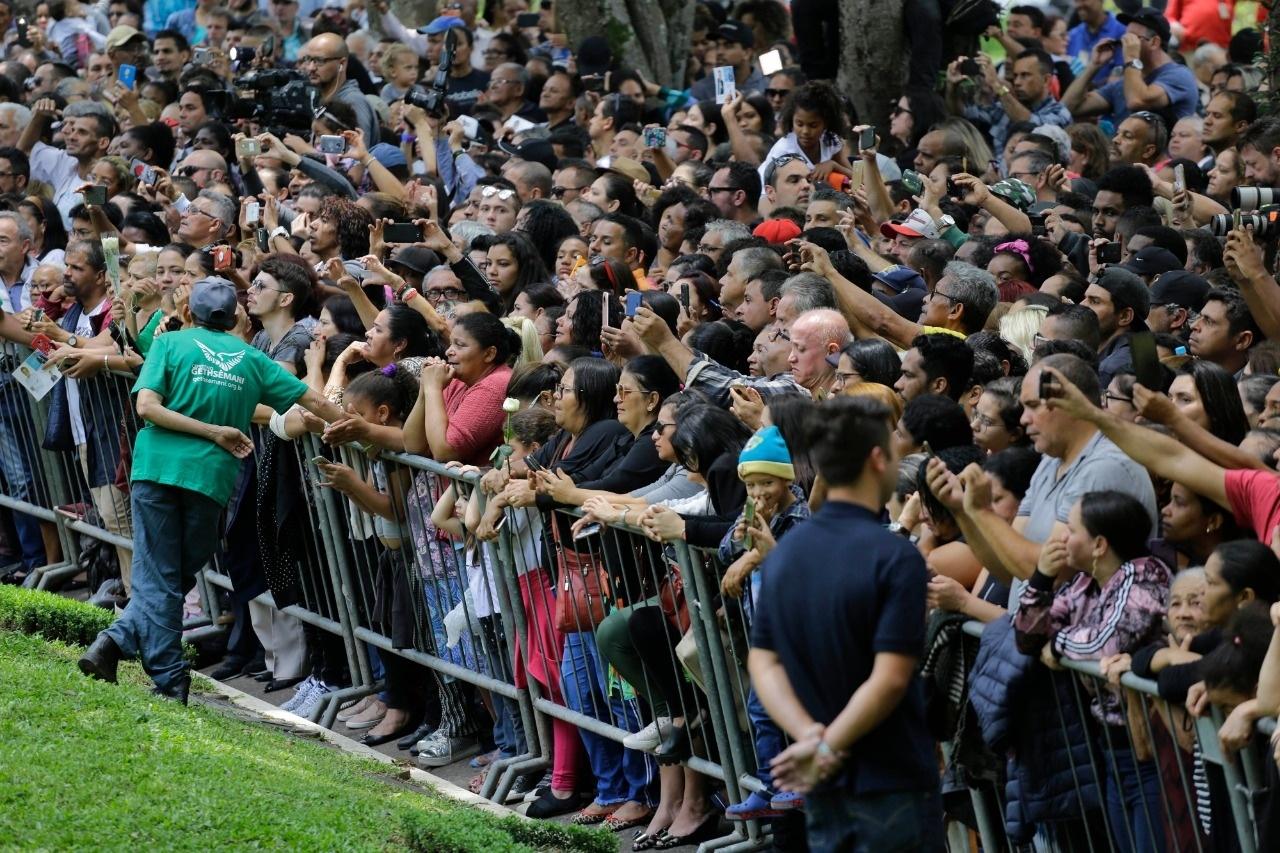 Resultado de imagem para Enterro de Gugu vira programa de auditório com Liminhas, gritos e celulares ... - Veja mais em https://tvefamosos.uol.com.br/noticias/redacao/2019/11/29/enterro-de-gugu-vira-programa-de-auditorio-com-liminhas-gritos-e-celulares.htm?cmpid=copiaecola