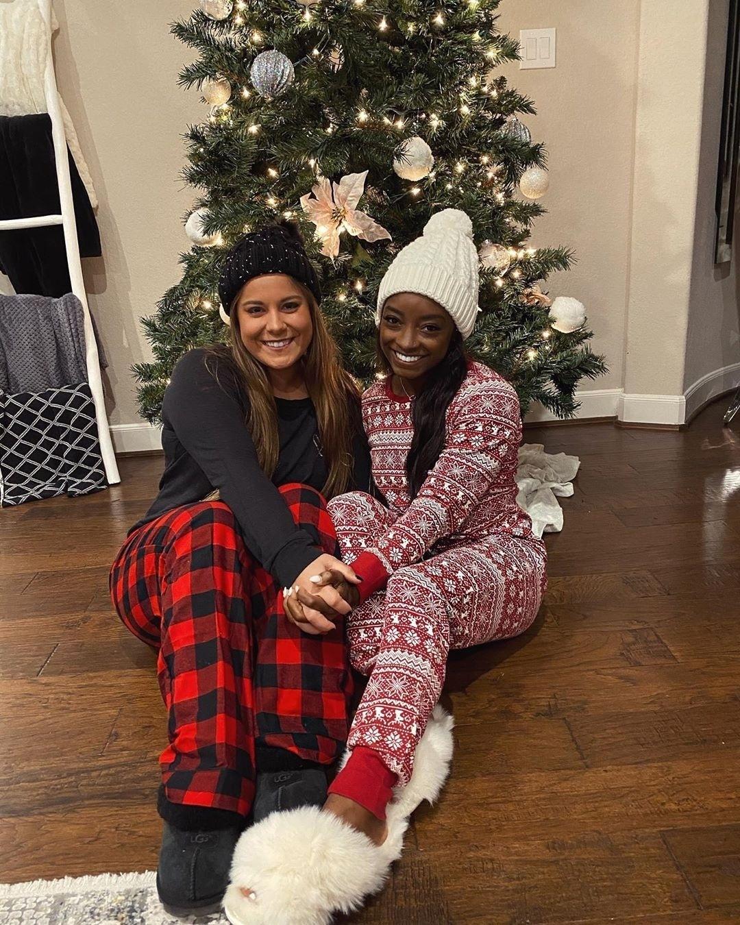 A ginasta Simone Biles montou a decoração de Natal com a amiga Caitlyn - Reprodução/Instaram