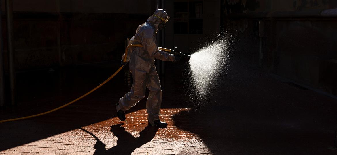 Funcionário desinfeta as "terrazas" públicas de Barcelona para prevenir contra o coronavírus - Europa Press/Getty Images