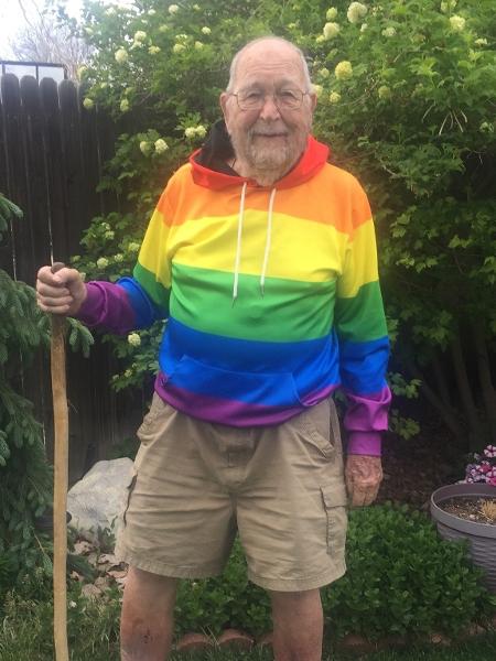 Kenneth Felts com seu moletom em cores do arco-íris - Reprodução/Facebook