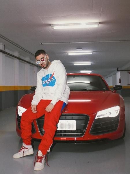 Kevinho ao lado de seu Audi R8, avaliado em R$ 1,2 milhão - Reprodução/Instagram