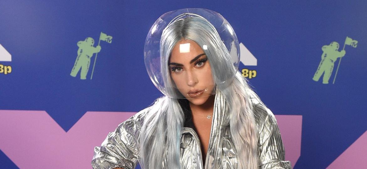 Com um face shield em formato de aquário, Lady Gaga ela deixou as sobrancelhas bem marcadas e apostou em foxy eyes - Kevin Winter/MTV VMAs 2020/Getty Images for MTV
