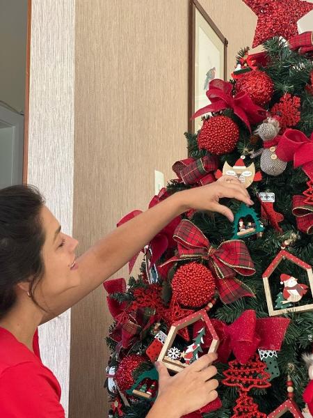 Thais Fersoza em clique montando árvore de Natal - Reprodução/Instagram