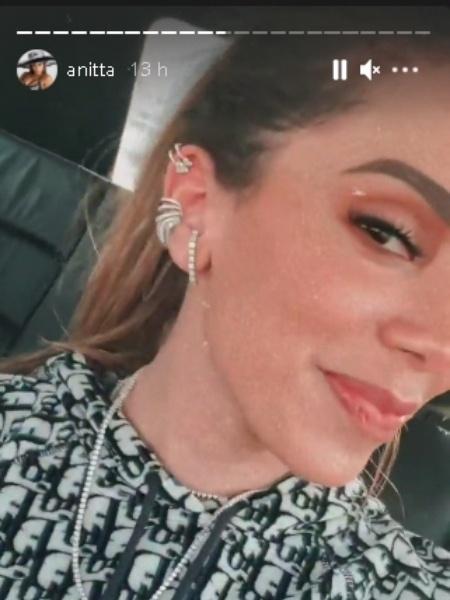 Anitta mostra seu novo álbum para amiga durante passeio de carro - Reprodução/Instagram