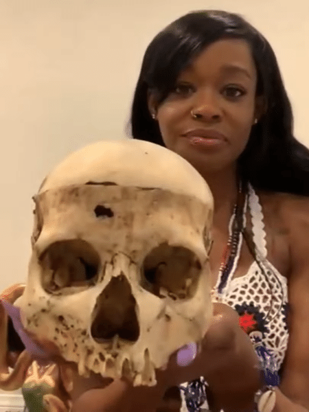 Azealia Banks com o crânio infantil que diz ter comprado na internet - Reprodução/YouTube