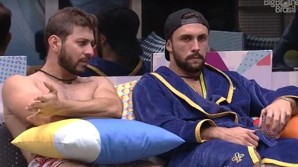 BBB 21: Caio e Arthur conversam na sala - Reprodução/ Globoplay