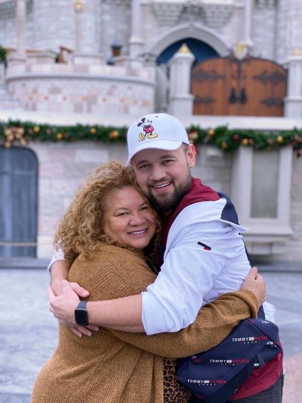 Rafael Vaz Lopes com a mãe, Marlene, que morreu por complicações da covid-19