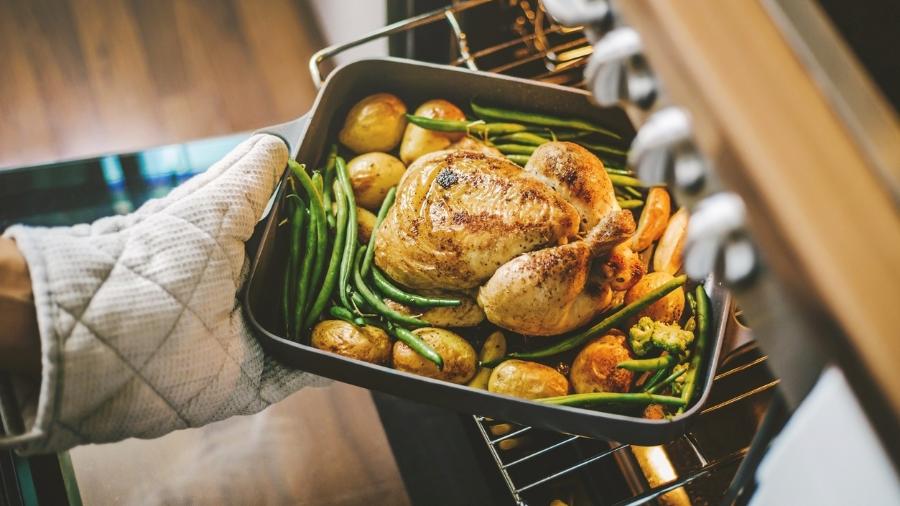 Se for assar um frango inteiro, o forno a gás pode ser mais vantajoso - Nedurol/Getty Images/iStockphoto