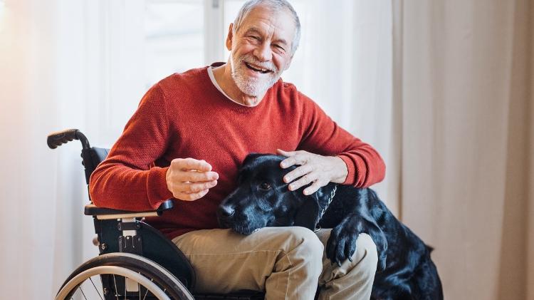 Idoso na cadeira de rodas, mobilidade, pessoa com deficiência, velho - iStock - iStock