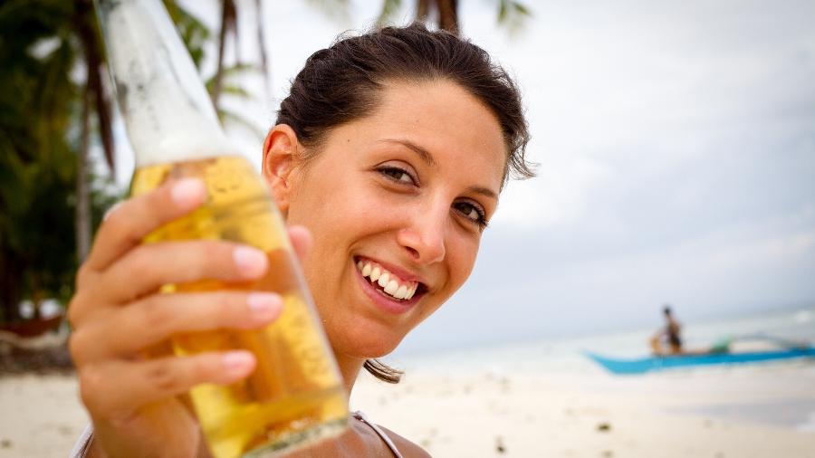 Acessórios vão ajudar a manter sua bebida na temperatura ideal em uma viagem à praia ou em um churrasco - iStock