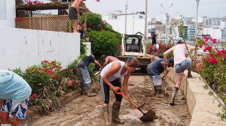 Em Punta Hermosa, praia no sul de Lima (Peru), moradores limpam lama deixada por fortes chuvas causadas pelo El Niño - Carlos Garcia Granthon/Fotoholica Press/LightRocket via Getty Images - Carlos Garcia Granthon/Fotoholica Press/LightRocket via Getty Images