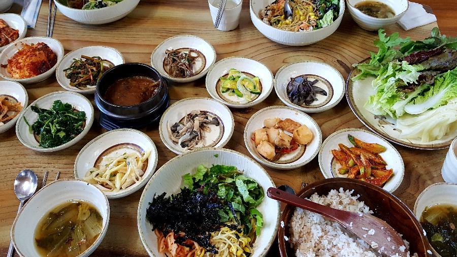 Culinária coreana abusa de tempero apimentado, verduras, arroz, carne e macarrões