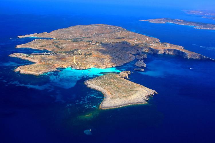 Vista aéra de ilha de Comino, em Malta. A área de tons mais claros no mar é conhecida como a 'Lagoa Azul'