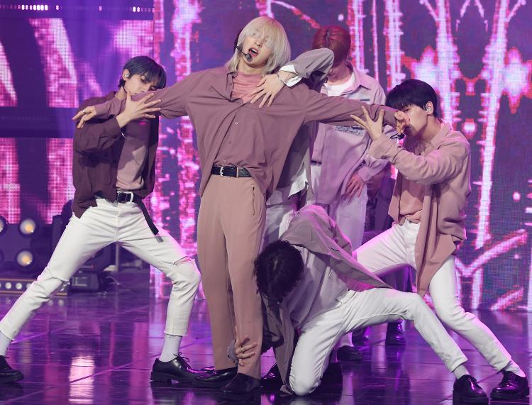 Grupo de K-pop OnlyOneOf faz show hoje (4), em São Paulo; na foto eles aparecem em apresentação na TV coreana, em 2020 