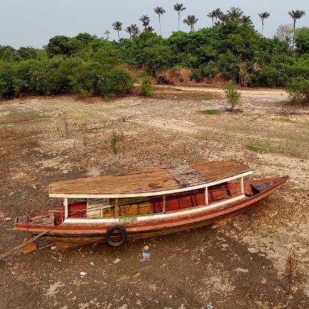 Barco fica atolado no rio Negro devido ao avanço da seca que reduziu o nível da água - Bruno Kelly - 2.set.2024/Reuters