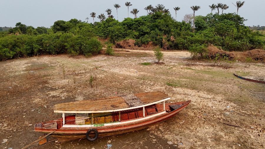 Barco fica atolado no rio Negro devido ao avanço da seca que reduziu o nível da água - Bruno Kelly - 2.set.2024/Reuters