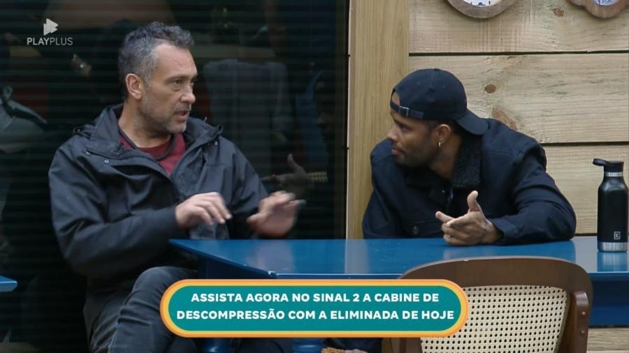 Juninho e Zaac debatem sobre fim do "grupinho" - Reprodução/Playplus