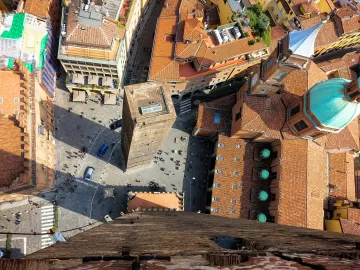 'Manhattan medieval': torre mais torta que a de Pisa corre risco de cair