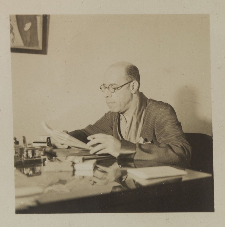 Mário de Andrade em sua mesa de trabalho, no Rio de Janeiro - 1938