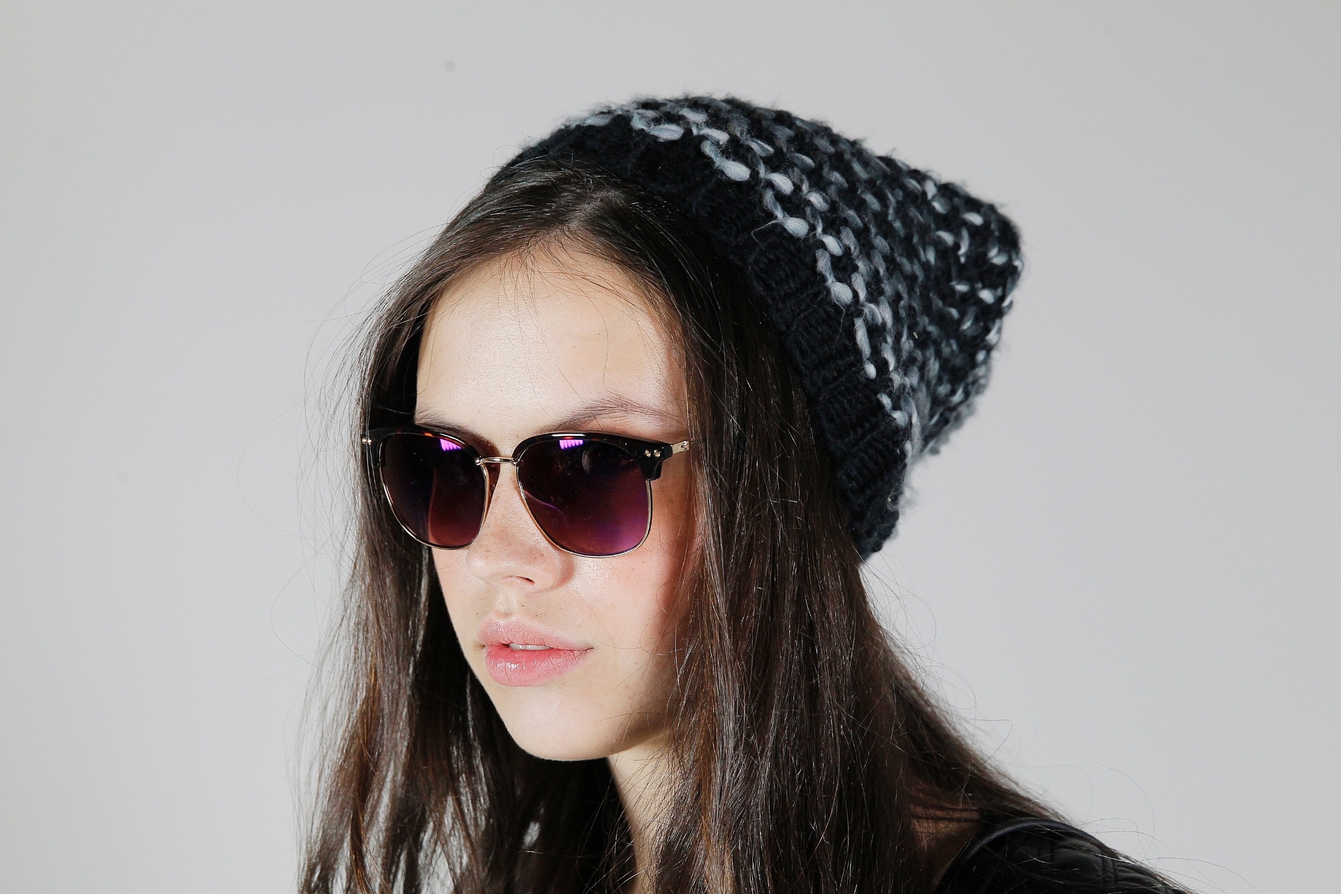 Gorro cinza com pompom, da Riachuelo, R$ 39,90 e óculos com lente espelhada, da Chilli Beans, R$ 238 - Reinaldo Canato/UOL