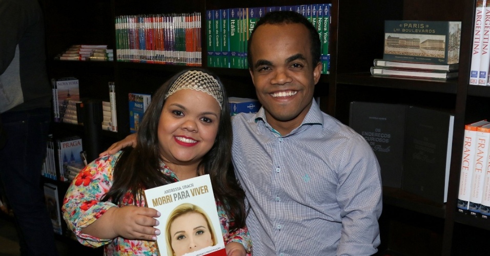 24.ago.2015 - Acompanhado da mulher Juliana, anão Marquinhos comparece ao lançamento da biografia de Andressa Urach no Shopping Iguatemi em São Paulo