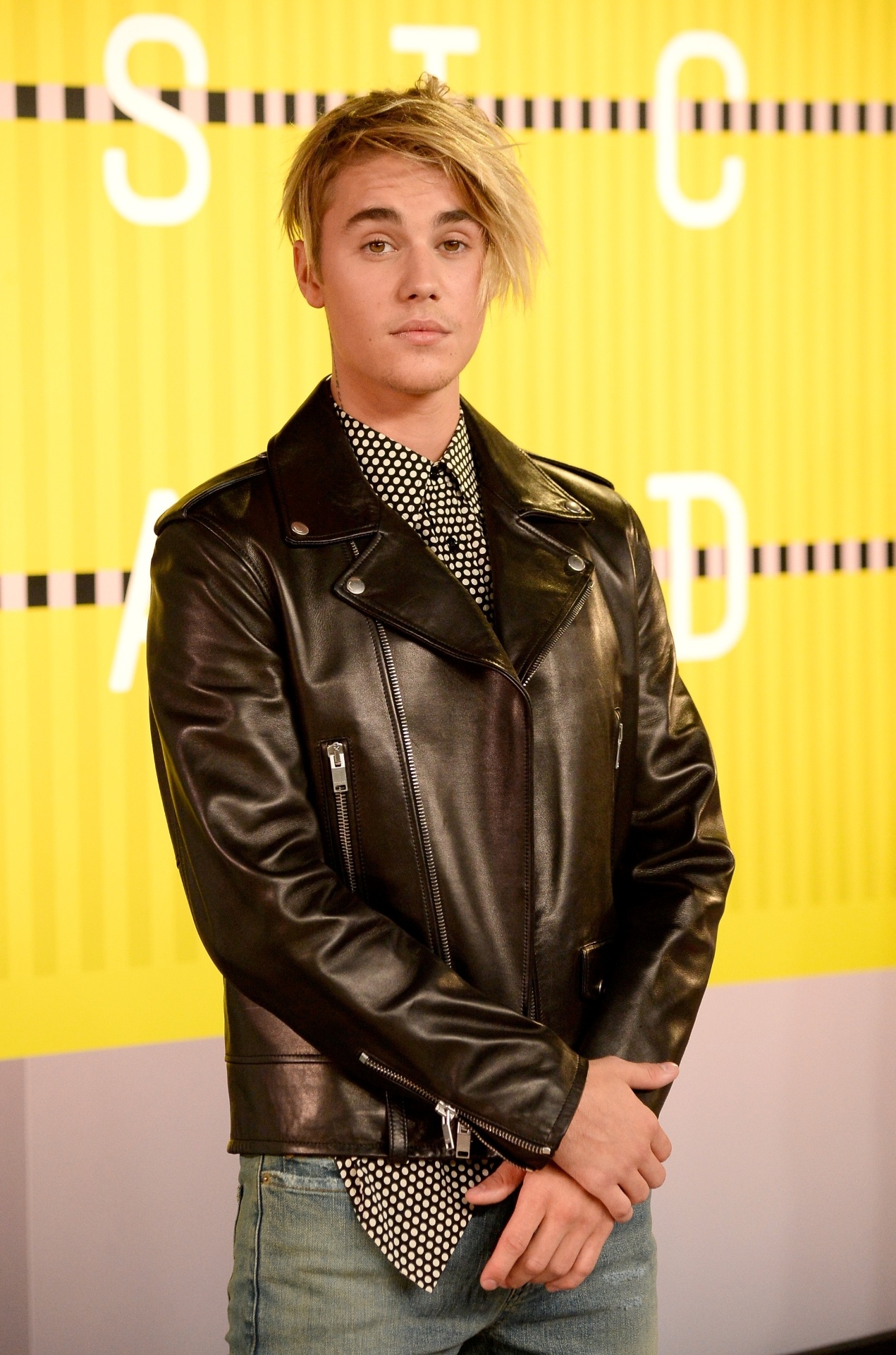 30.ago.2015 - Justin Bieber aparece de novo visual no Video Music Awards 2015. O cantor deixou maior a franja, que já foi sua marca registrada no início da carreira - Getty Images