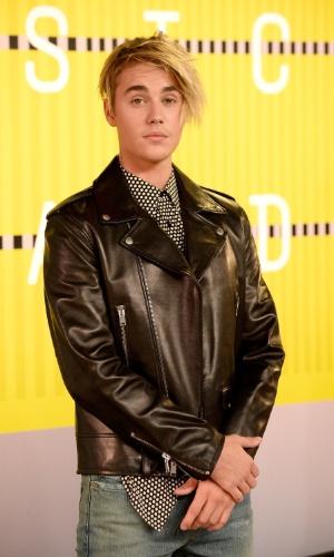 30.ago.2015 - Justin Bieber aparece de novo visual no Video Music Awards 2015. O cantor deixou maior a franja, que já foi sua marca registrada no início da carreira