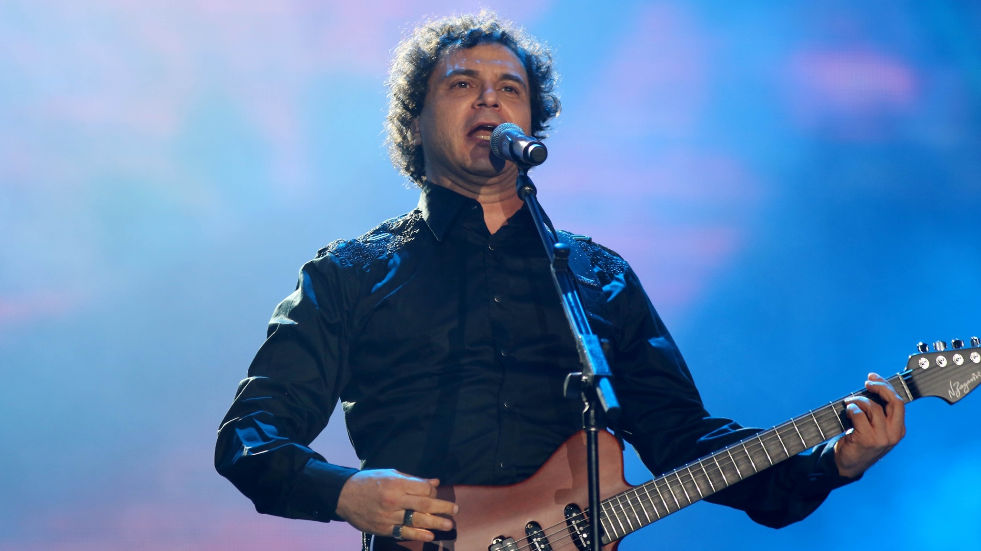 18.set.2015 - O guitarrista Frejat se apresenta com Ney Matogrosso no palco Mundo, durante o show de comemoração de 30 anos de Rock in Rio. - Fernando Maia/UOL